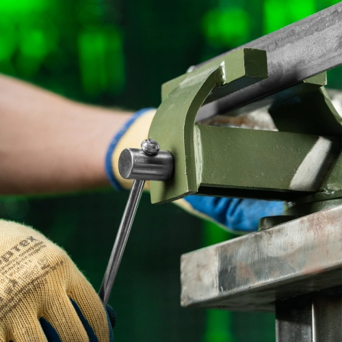 Тиски слесарные, 100 мм, стальные, поворотные Сибртех по ценам производителя в Уфе с доставкой по всей России