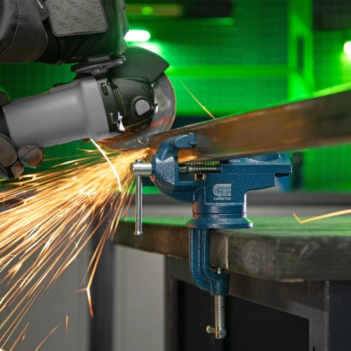 Тиски слесарные, настольные, поворотные, ширина рабочих губок 65 мм, наковальня Сибртех по ценам производителя в Уфе с доставкой по всей России