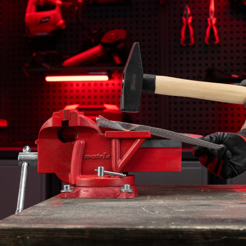 Тиски слесарные, 125 мм, поворотные, с наковальней Matrix по ценам производителя в Уфе с доставкой по всей России