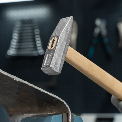 Молоток слесарный, 600 г, квадратный боек, деревянная рукоятка по ценам производителя в Уфе с доставкой по всей России