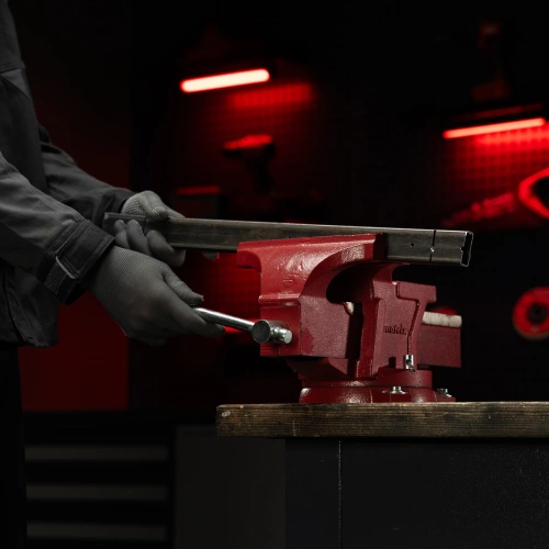 Тиски слесарные, 200 мм, поворотные, с наковальней Matrix по ценам производителя в Уфе с доставкой по всей России