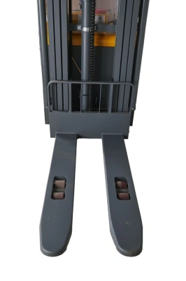 Штабелер самоходный 1,5 т 5,6 м XILIN CDDR15-III 24/200 В/Ач (сопровождаемый) по ценам производителя в Уфе с доставкой по всей России