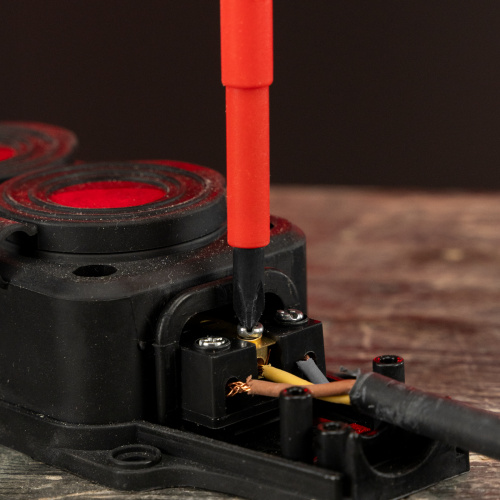 Отвертка Insulated, PH2 x 100 мм, CrMo, до 1000 В, двухкомпонентная рукоятка Matrix Professional по ценам производителя в Уфе с доставкой по всей России