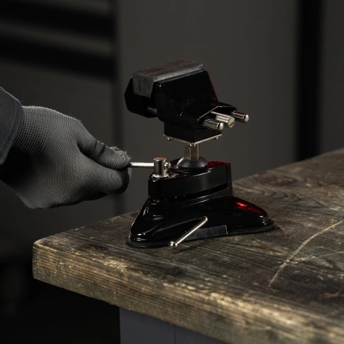 Тиски настольные, резиновая вакуумная присоска, шарнирный механизм, ширина рабочих губок 70 мм Matrix по ценам производителя в Уфе с доставкой по всей России