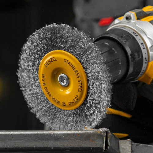 Щетка для дрели 100 мм, Плоская, со шпилькой, нержавеющая витая проволока Denzel по ценам производителя в Уфе с доставкой по всей России