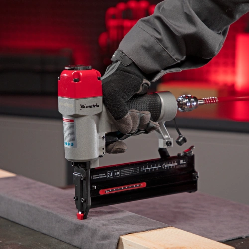 Нейлер-степлер пневматический 2 в 1, гвозди 18GA длина 10-50 мм, скобы 18GA длина 25-40 мм Matrix по ценам производителя в Уфе с доставкой по всей России