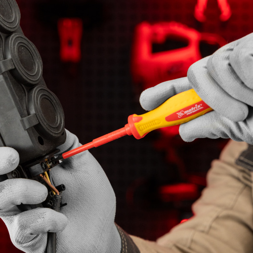 Набор диэлектрических отверток 7 шт, до 1000 В, пробник электрический до 250 В, двухкомпонентные рукоятки Matrix Professional по ценам производителя в Уфе с доставкой по всей России