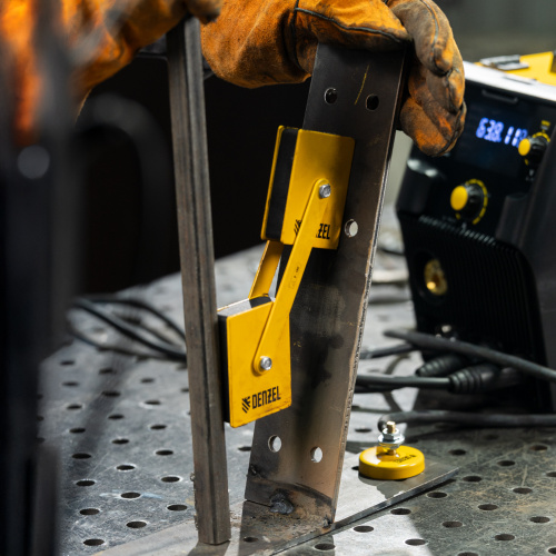 Фиксатор магнитный регулируемый для сварочных работ усилие 50 LB Denzel по ценам производителя в Уфе с доставкой по всей России