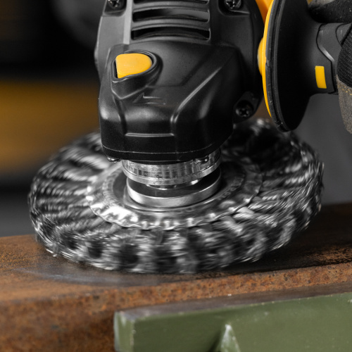 Щетка для УШМ, 125 мм, "Плоская", крученая нержавеющая проволока 0.5 мм, посадка 22.2 мм Denzel по ценам производителя в Уфе с доставкой по всей России