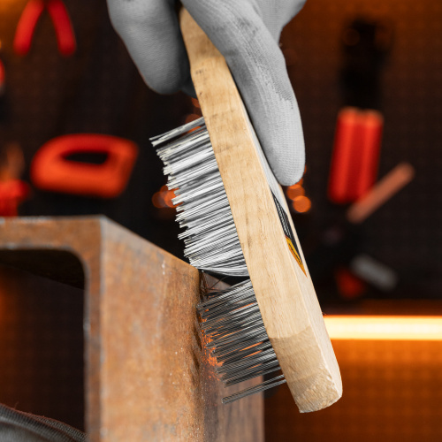 Щетка пятирядная металлическая с деревянной ручкой Sparta по ценам производителя в Уфе с доставкой по всей России