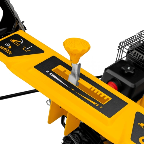 Бензиновая снегоуборочная машина SB 560 LP, 212 cc, электростартер, фара Denzel по ценам производителя в Уфе с доставкой по всей России