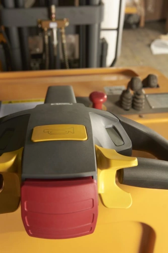 Штабелер самоходный 1,5 т 4,5 м XILIN CPD15R с наклоном мачты и противовесом 24/320 В/Ач по ценам производителя в Уфе с доставкой по всей России