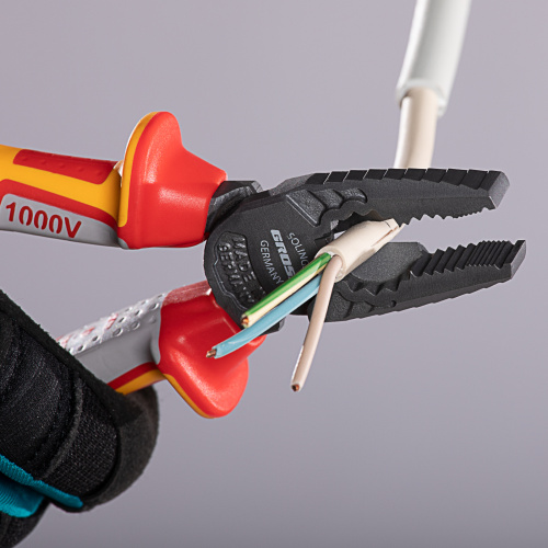 Плоскогубцы комбинированные, диэлектрические трехкомпонентные рукоятки до 1000 В, 180 мм Gross по ценам производителя в Уфе с доставкой по всей России