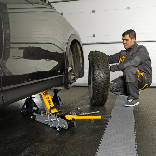 Домкрат гидравлический подкатной с фиксатором, 2,5 т,  85-385 мм, в пласт. кейсе Denzel по ценам производителя в Уфе с доставкой по всей России