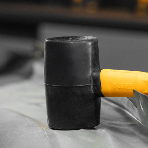 Киянка резиновая, 225 г, черная, фибергласовая рукоятка c TPR покрытием Denzel по ценам производителя в Уфе с доставкой по всей России