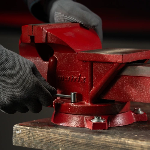 Тиски слесарные, 150 мм, поворотные, с наковальней Matrix по ценам производителя в Уфе с доставкой по всей России