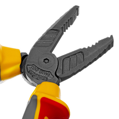 Плоскогубцы комбинированные, диэлектрические трехкомпонентные рукоятки до 1000 В, 165 мм Denzel по ценам производителя в Уфе с доставкой по всей России