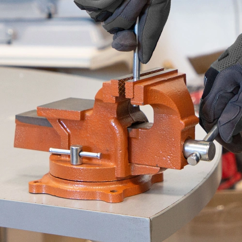 Тиски слесарные, 100 мм, поворотные, с наковальней Sparta по ценам производителя в Уфе с доставкой по всей России