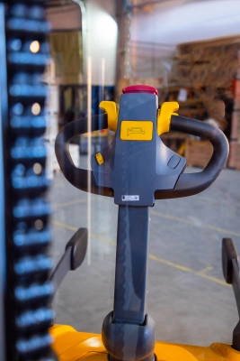 Штабелер самоходный 1,5 т 5,6 м XILIN CDDK15-III 24/200 В/Ач (с платформой) по ценам производителя в Уфе с доставкой по всей России