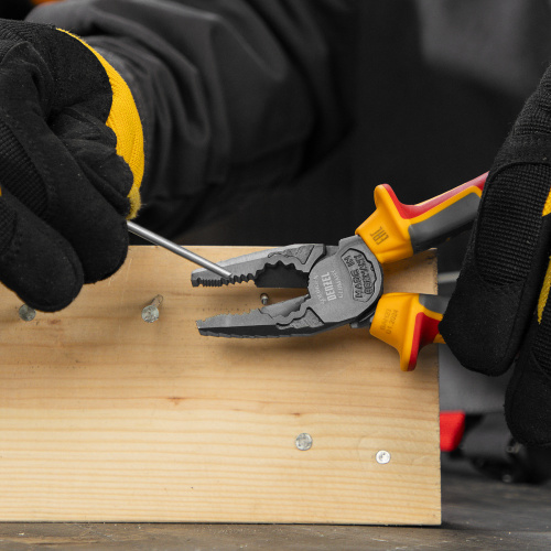 Плоскогубцы комбинированные, диэлектрические трехкомпонентные рукоятки до 1000 В, 180 мм Denzel по ценам производителя в Уфе с доставкой по всей России