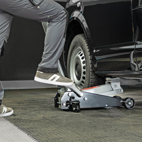 Домкрат гидравлический подкатной, 3.5 т, высота подъема 145-490 мм, с педалью Matrix по ценам производителя в Уфе с доставкой по всей России