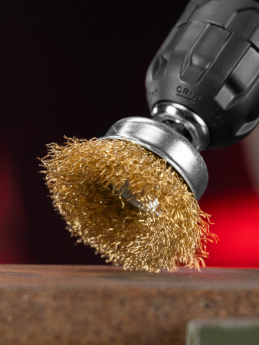 Щетка для дрели, 50 мм, "чашка" со шпилькой, латунированная витая проволока Matrix по ценам производителя в Уфе с доставкой по всей России