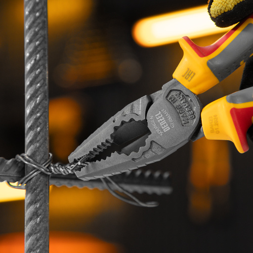 Плоскогубцы комбинированные, диэлектрические трехкомпонентные рукоятки до 1000 В, 180 мм Denzel по ценам производителя в Уфе с доставкой по всей России