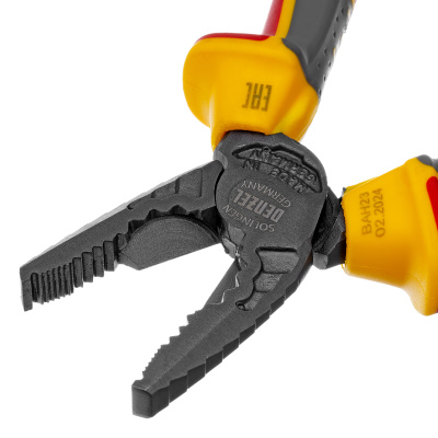 Плоскогубцы комбинированные, диэлектрические трехкомпонентные рукоятки до 1000 В, 180 мм Denzel купить в Москве с доставкой по всей России | ProtosMarket.ru