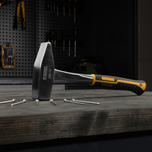 Молоток слесарный 800 г, цельнометаллический, двухкомпонентная рукоятка Denzel по ценам производителя в Уфе с доставкой по всей России