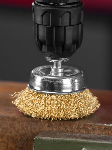 Щетка для дрели, 65 мм, "чашка" со шпилькой, латунированная витая проволока Matrix по ценам производителя в Уфе с доставкой по всей России