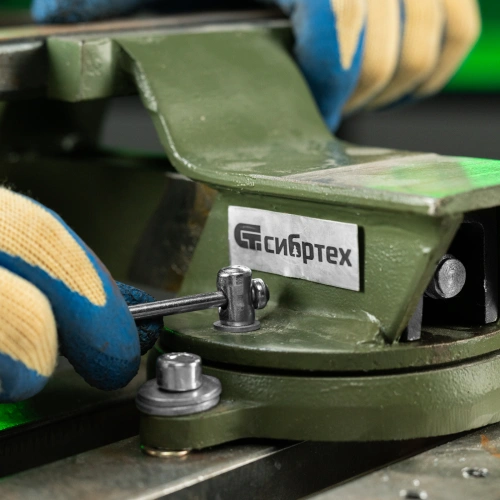 Тиски слесарные, 100 мм, стальные, поворотные Сибртех по ценам производителя в Уфе с доставкой по всей России