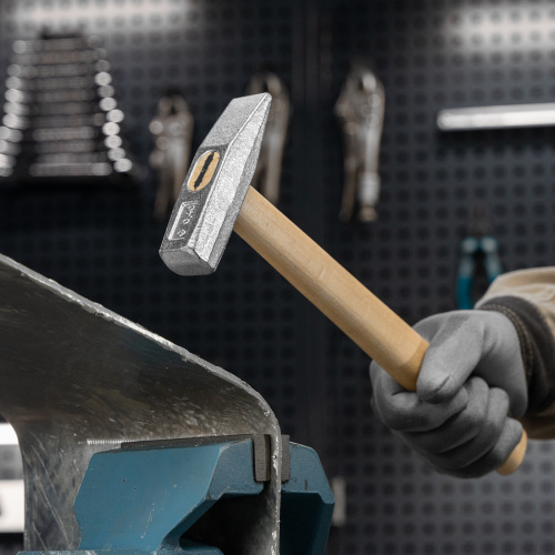 Молоток слесарный, 400 г, квадратный боек, деревянная рукоятка по ценам производителя в Уфе с доставкой по всей России