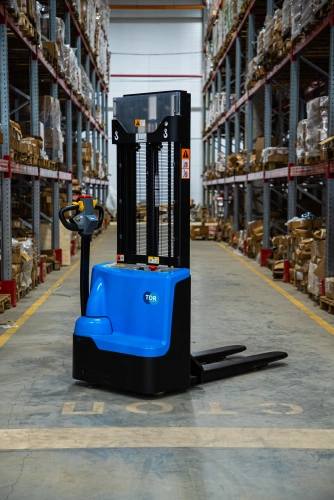Штабелер самоходный 1,5 т 3,0 м TOR WS15H-3000SC PRO Li-ion 24/60 В/Ач контр. скорости подъема по ценам производителя в Уфе с доставкой по всей России
