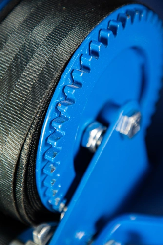 Лебедка ручная барабанная с лентой  0,5т 20 м оцинкованная TOR LHW по ценам производителя в Уфе с доставкой по всей России