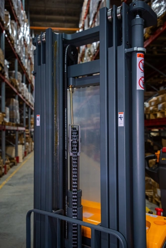 Штабелер самоходный 1,5 т 4,5 м XILIN CDDR15-III 24/200 В/Ач (сопровождаемый) по ценам производителя в Уфе с доставкой по всей России