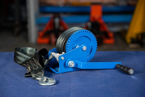 Лебедка ручная барабанная с лентой  0,5т 20 м оцинкованная TOR LHW по ценам производителя в Уфе с доставкой по всей России