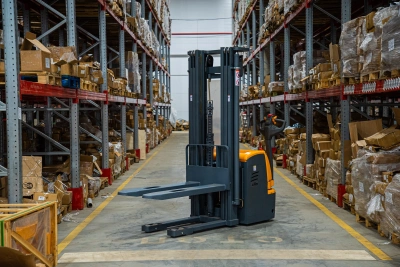 Штабелер самоходный 1,5 т 4,5 м XILIN CDDR15-III 24/200 В/Ач (сопровождаемый) по ценам производителя в Уфе с доставкой по всей России