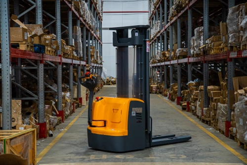 Штабелер самоходный 1,5 т 4,5 м XILIN CDDR15-III 24/200 В/Ач (сопровождаемый) по ценам производителя в Уфе с доставкой по всей России