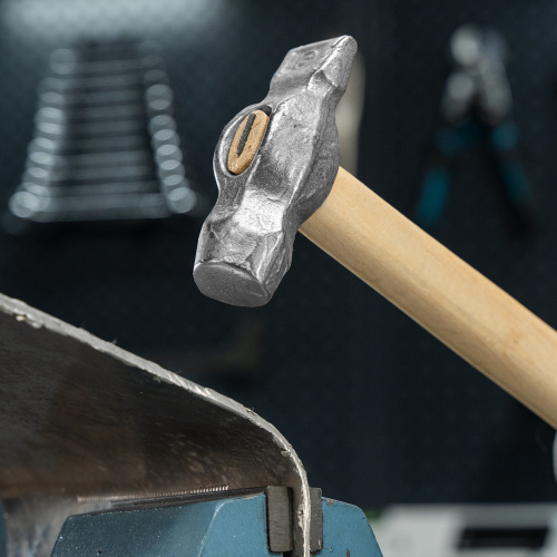 Молоток слесарный, 800 г, круглый боек, деревянная рукоятка по ценам производителя в Уфе с доставкой по всей России