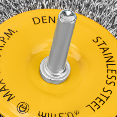 Щетка для дрели 100 мм, Плоская, со шпилькой, нержавеющая витая проволока Denzel по ценам производителя в Уфе с доставкой по всей России