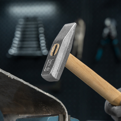 Молоток слесарный, 500 г, квадратный боек, деревянная рукоятка по ценам производителя в Уфе с доставкой по всей России