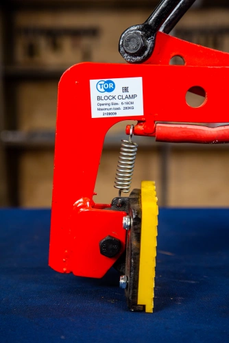 Клещевой вертикальный захват TOR для брикетов и блоков 12-18 см г/п 280 кг по ценам производителя в Уфе с доставкой по всей России