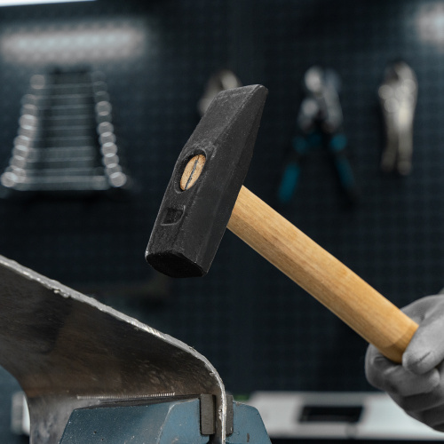 Молоток слесарный, 1000 г, квадратный боек, деревянная рукоятка по ценам производителя в Уфе с доставкой по всей России