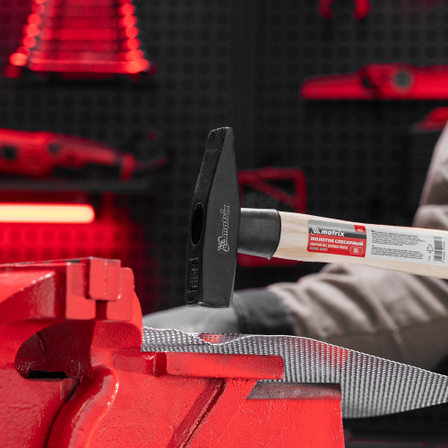 Молоток слесарный, 300 г, квадратный боек, деревянная рукоятка Matrix по ценам производителя в Уфе с доставкой по всей России