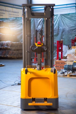 Штабелер самоходный 1,5 т 5,6 м XILIN CDDK15-III 24/200 В/Ач (с платформой) по ценам производителя в Уфе с доставкой по всей России