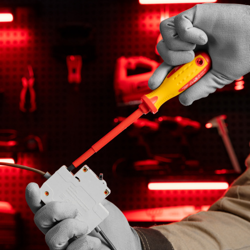 Отвертка Insulated, SL5.5 x 125 мм, CrMo, до 1000 В, двухкомпонентная рукоятка Matrix Professional по ценам производителя в Уфе с доставкой по всей России