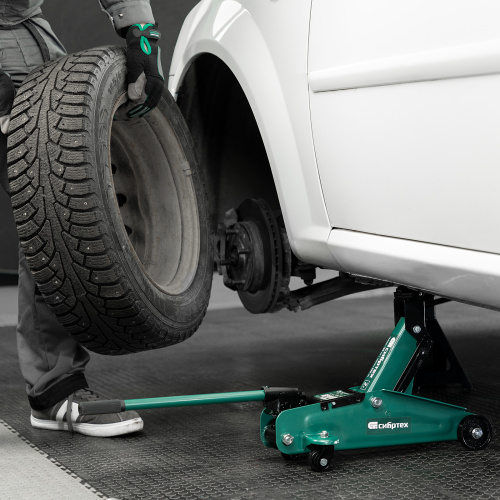 Домкрат гидравлический подкатной, 2 т, 135-320 мм, в пласт. кейсе Сибртех по ценам производителя в Уфе с доставкой по всей России