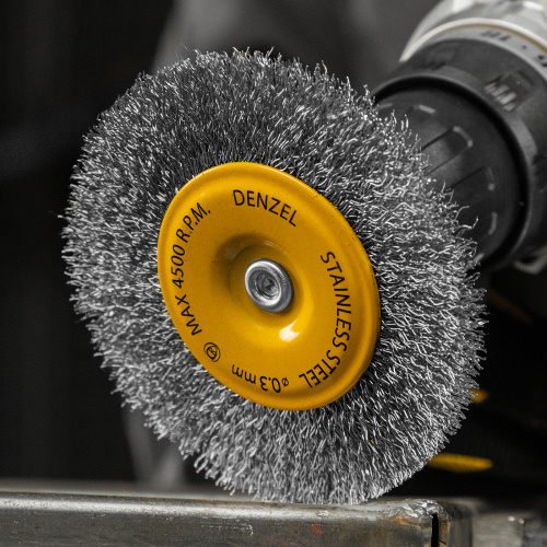 Щетка для дрели 100 мм, Плоская, со шпилькой, нержавеющая витая проволока Denzel по ценам производителя в Уфе с доставкой по всей России