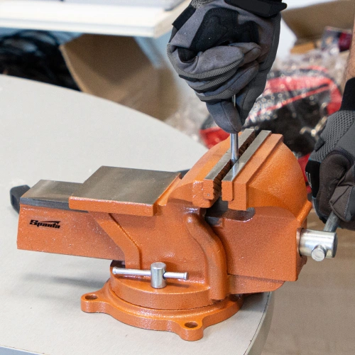 Тиски слесарные, 150 мм, поворотные, с наковальней Sparta по ценам производителя в Уфе с доставкой по всей России