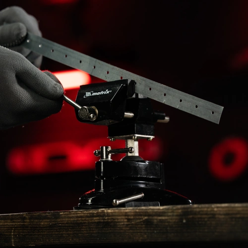 Тиски настольные, резиновая вакуумная присоска, шарнирный механизм, ширина рабочих губок 70 мм Matrix по ценам производителя в Уфе с доставкой по всей России